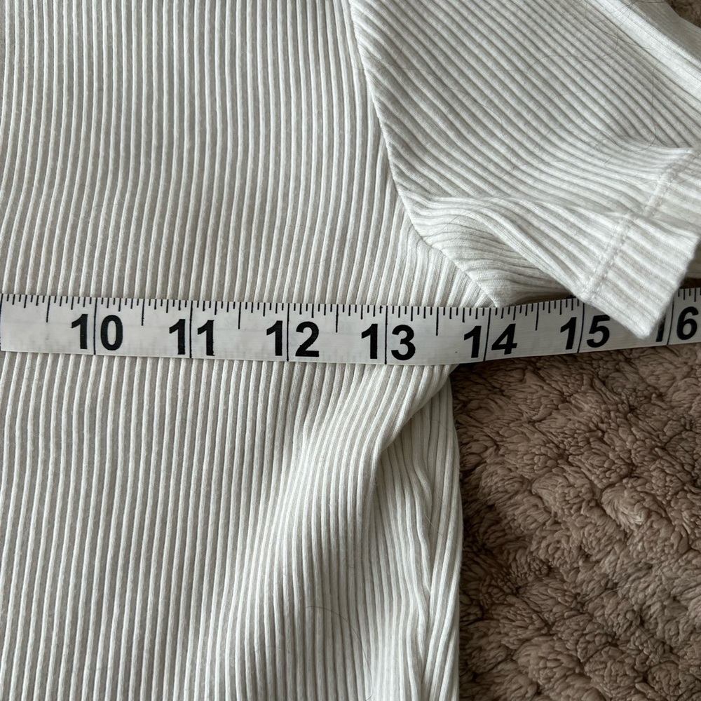 Uniqlo Ribbed Tee - Picture 4 of 4